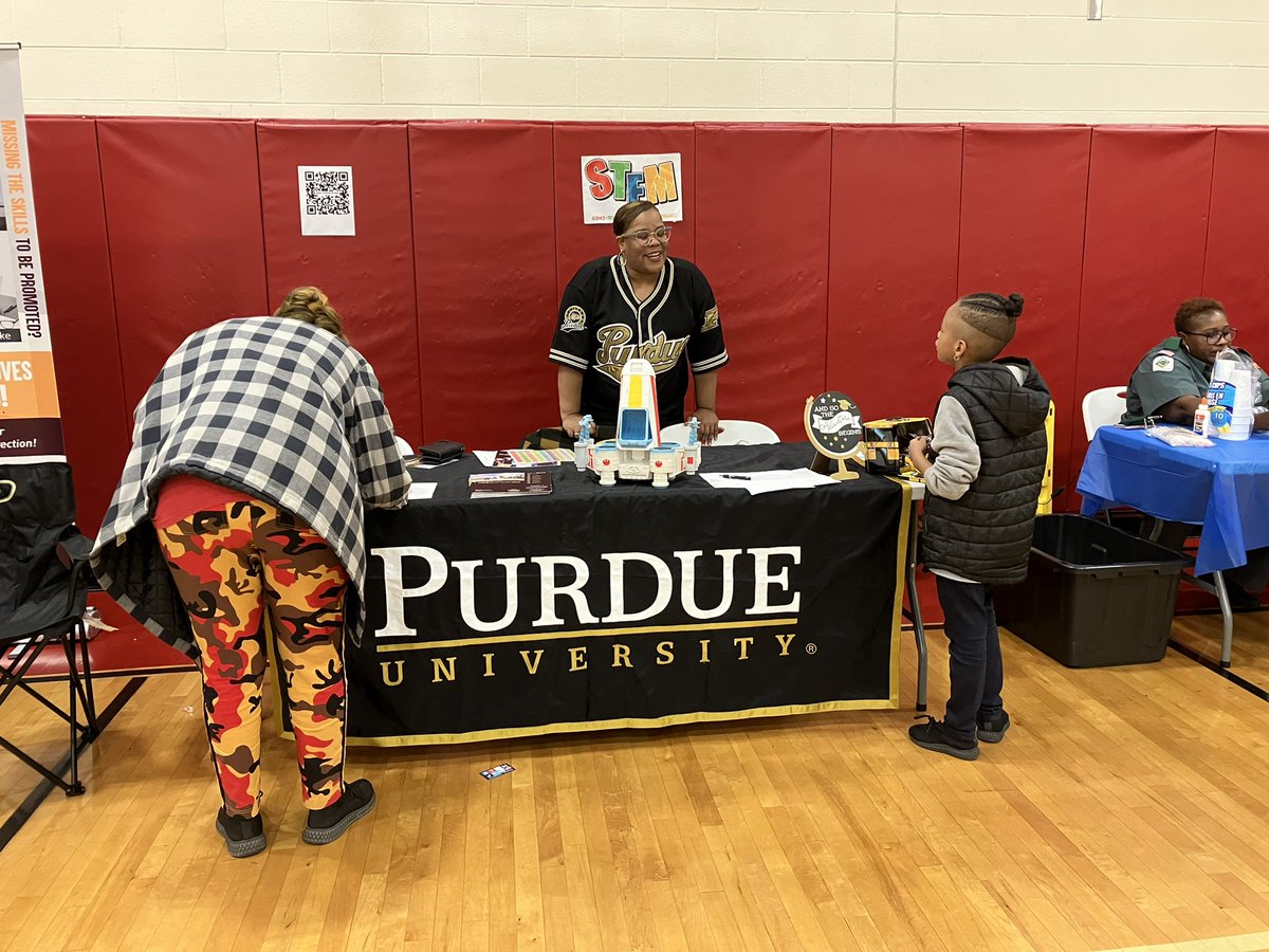 csstone1161's tweet photo. .#educators #INSTEMCadre @EducateIN @CELLuindy Nothing gives me more joy than seeing our babies explore their world. The Gary Community Schools STEM Night was a success! @kathy_b27 https://t.co/BXcI1KdqNi