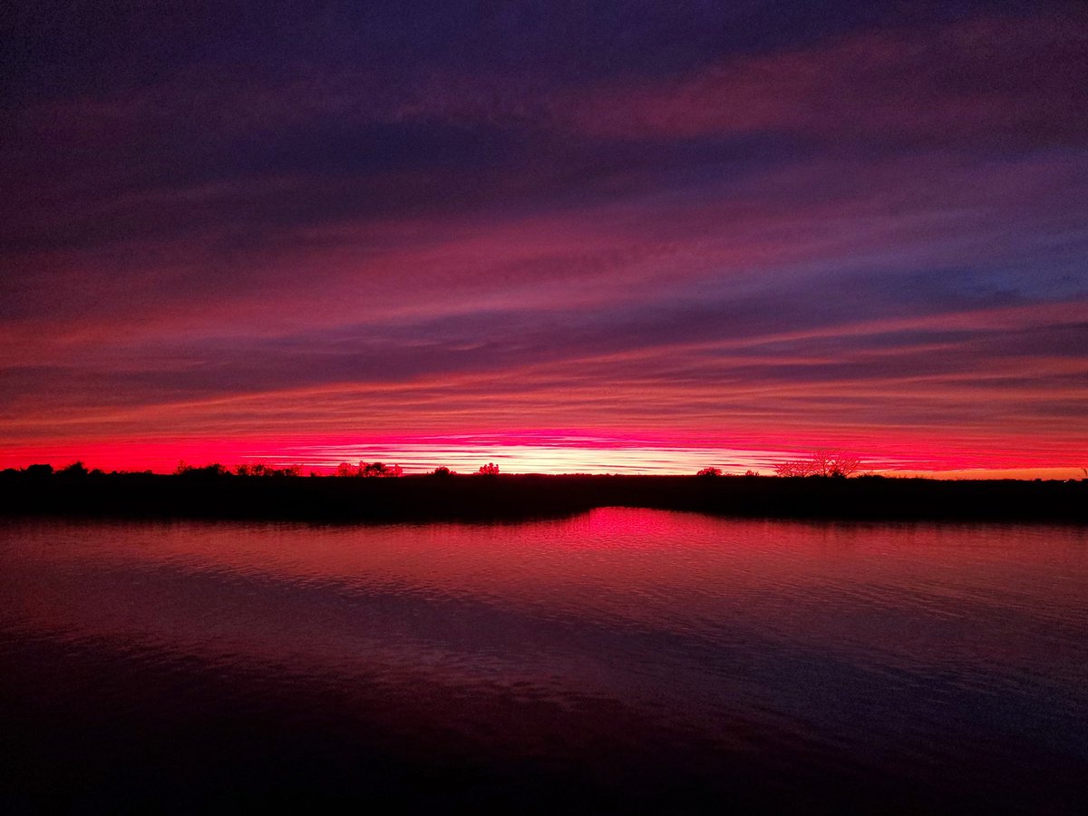 DeborahPaquet's tweet photo. Georgia sunset #privilegecatamarans #liveaboard #womenwhosail #marinalife https://t.co/D7FZGczMk7