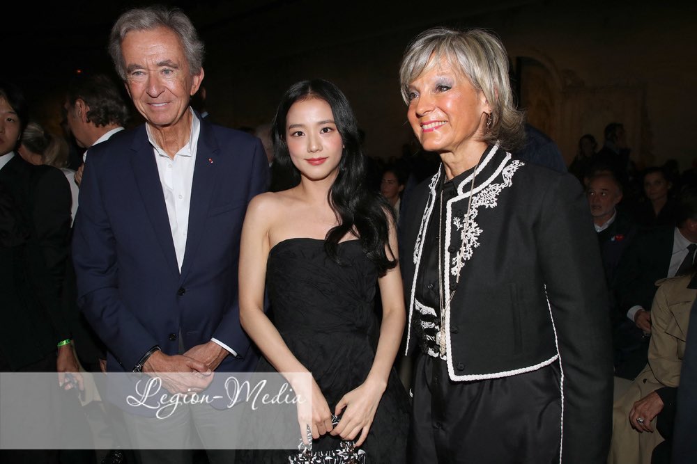 Update] JISOO at the Front Row with @dior CEO Delphine Arnault, CEO of LVMH  Moët Hennessy Louis Vuitton Bernard Arnault & his wife Pianist…