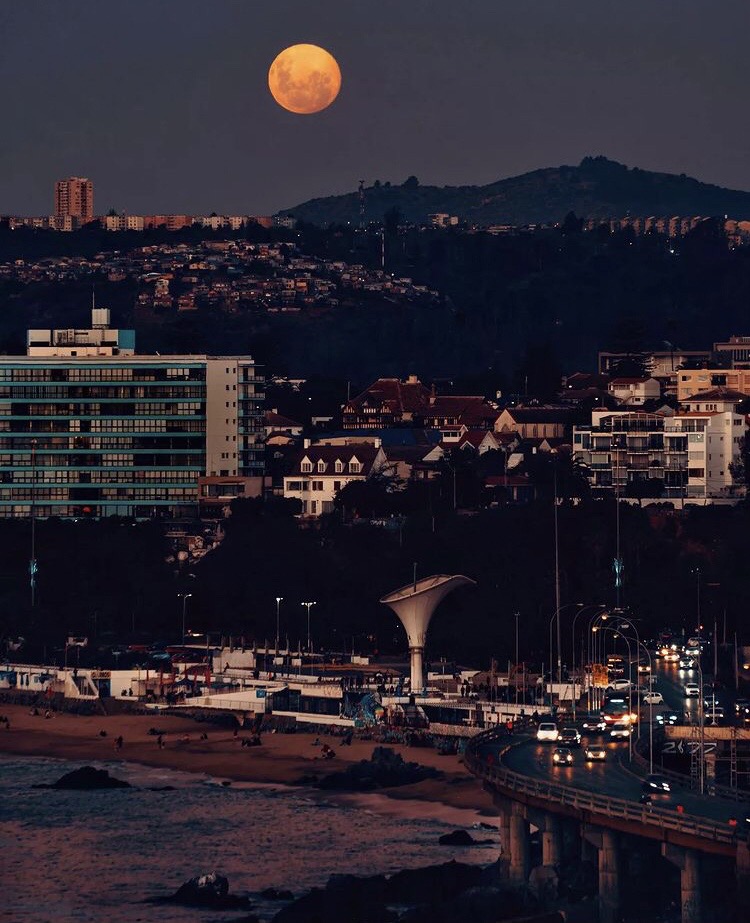 La postal de hoy, los matices del atardecer 🌕. Deja tu 💛 si te gustó tanto como a nosotros.

📸 Créditos: erickzarateinfante