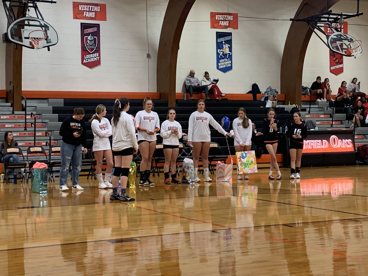 DougMock3's tweet image. Thanks seniors!#GoOaks!