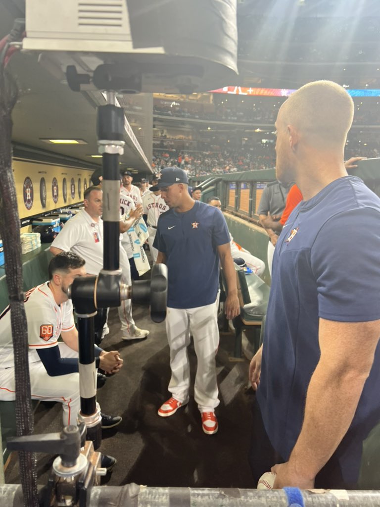 JuliaMorales's tweet photo. It’s UNCLE MIKE!!!!! https://t.co/FjJgcq3LIo
