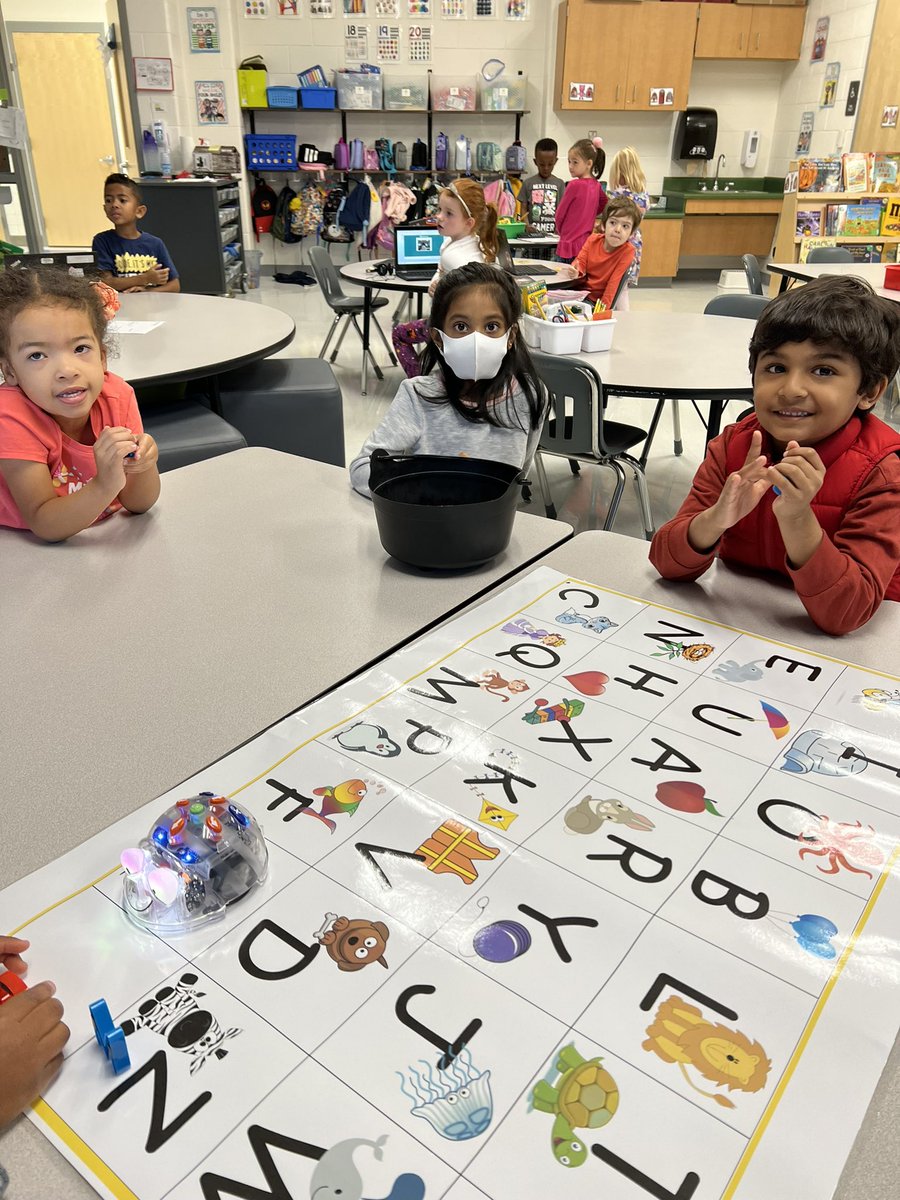 mrslsmithGPES's tweet image. We were critical and computational thinkers during literacy stations today! We coded the bluebot to match chosen letters. #GoGPGators #kindersCode @GoshenPostES #LCPS5Cs @LCPSProLearning