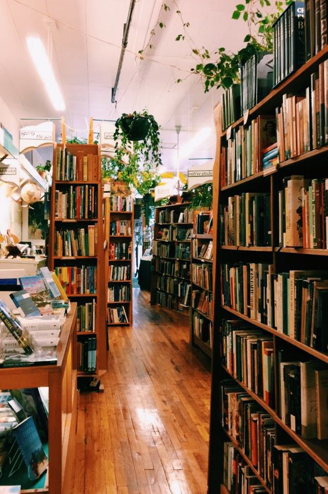 aperfectpumpkin's tweet photo. bookstores are therapeutic https://t.co/G8KC3xHtXa