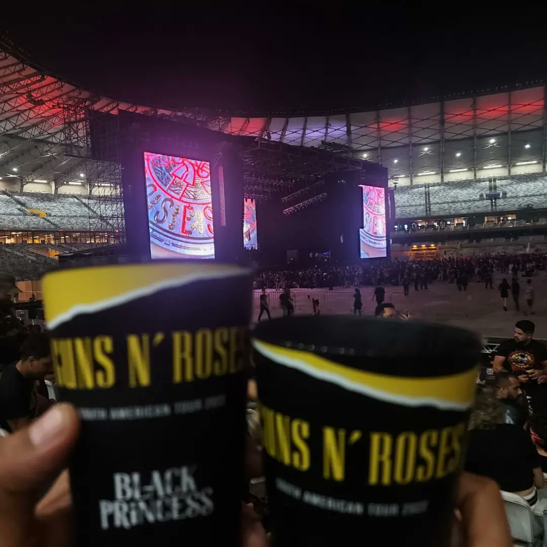 Fernand81751624's tweet photo. Até hoje eu não acredito que vi esses caras ao vivo! Espero que eles sintam o quanto todos esses shows foram importantes para todos que assistiram! Obrigada @gunsnroses
#BrazilLovesGNR https://t.co/ylQPMeQlG0