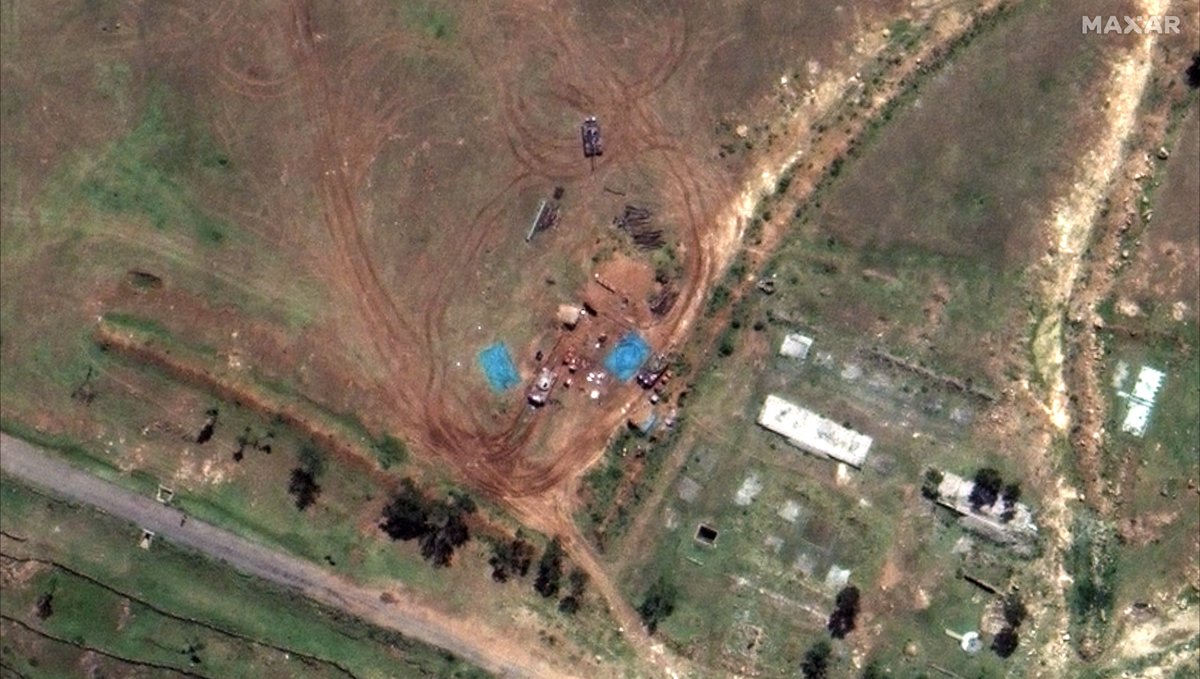 trbrtc's tweet photo. An earlier @Maxar image, captured on Sept. 19 (a day before the renewed offensive started), shows the deployment of heavy weaponry in Serha, Eritrea, close to rebel-held Tigray Region: main battle tanks (Image 1), self-propelled howitzers (2) and a M-46 field gun battery (3). https://t.co/ejuo4v2KhB