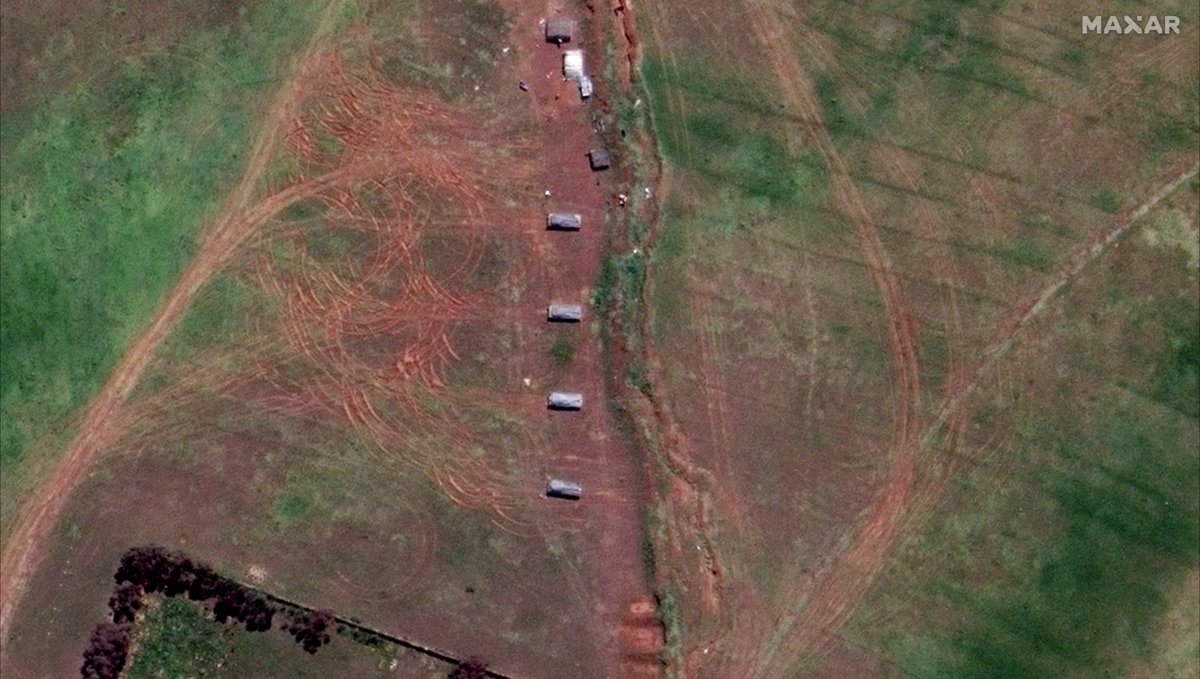 trbrtc's tweet photo. An earlier @Maxar image, captured on Sept. 19 (a day before the renewed offensive started), shows the deployment of heavy weaponry in Serha, Eritrea, close to rebel-held Tigray Region: main battle tanks (Image 1), self-propelled howitzers (2) and a M-46 field gun battery (3). https://t.co/ejuo4v2KhB