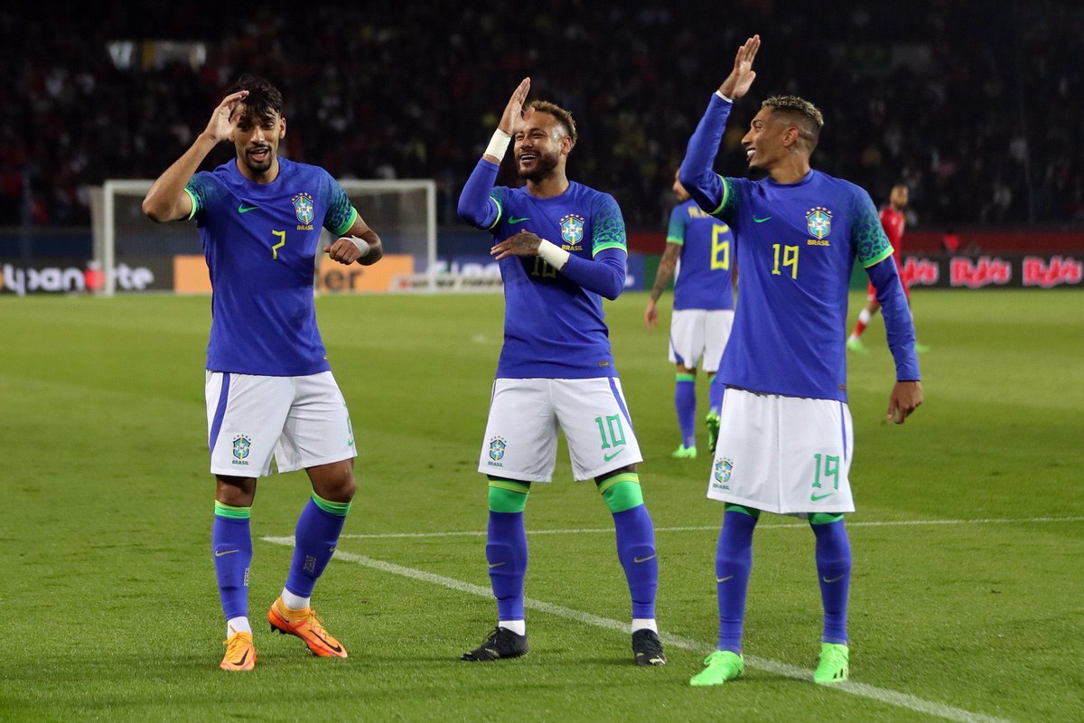 oficialsincerao's tweet photo. Muito brabo pensar que o Neymar tem sido pros jovens o que ele nunca teve na seleção: um cara pra o direcionar e dividir as responsabilidades. Há mais de uma década ele carregou esse fardo sozinho e agora vem passando de forma mais leve pra mulekada. https://t.co/W5sF4JeNZt