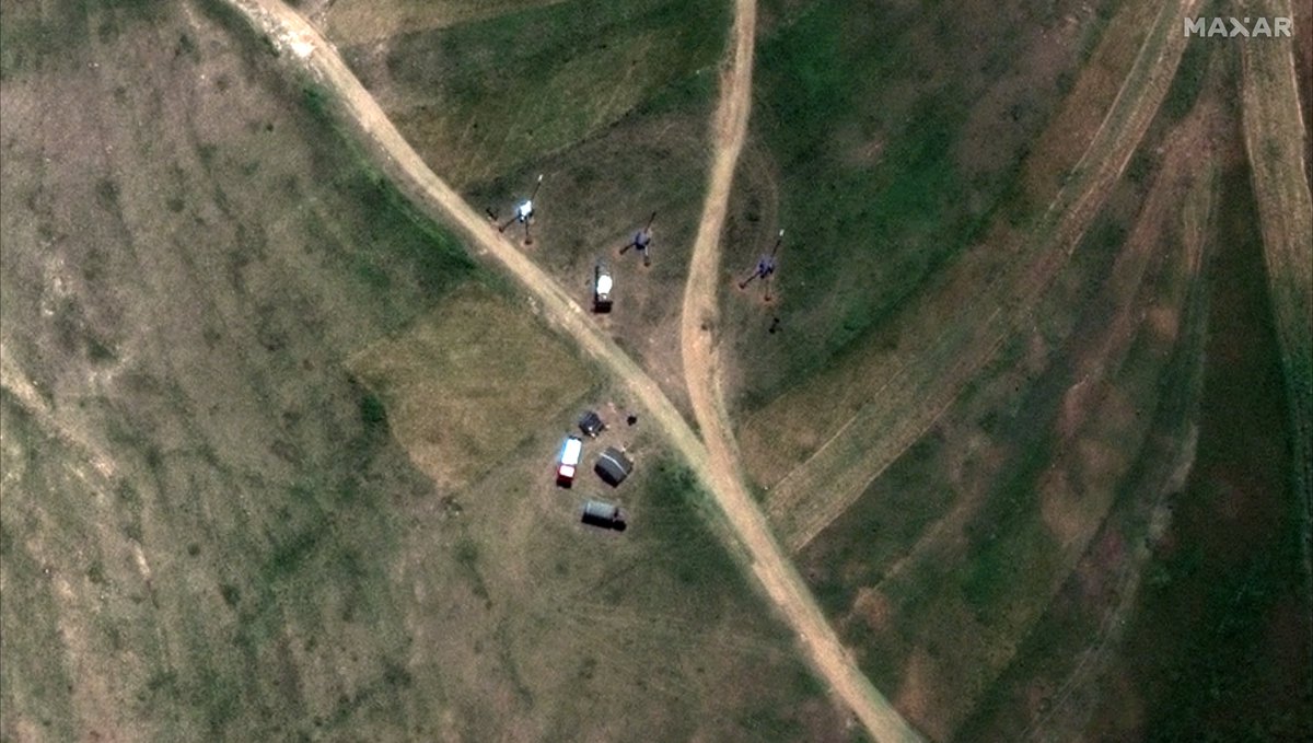 trbrtc's tweet photo. An earlier @Maxar image, captured on Sept. 19 (a day before the renewed offensive started), shows the deployment of heavy weaponry in Serha, Eritrea, close to rebel-held Tigray Region: main battle tanks (Image 1), self-propelled howitzers (2) and a M-46 field gun battery (3). https://t.co/ejuo4v2KhB