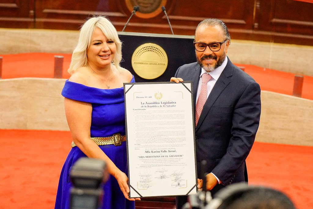 #Plenaria74✍🏻El diputado presidente, <a href="/ECastroES/">Ernesto Castro</a>, entrega la distinción honorífica que declara Hija Meritísima de El Salvador a <a href="/alfa_arrue/">Alfa Karina Arrué</a>, quien con disciplina, perseverancia y valentía conquistó la cumbre del Everest, la montaña más alta del mundo.