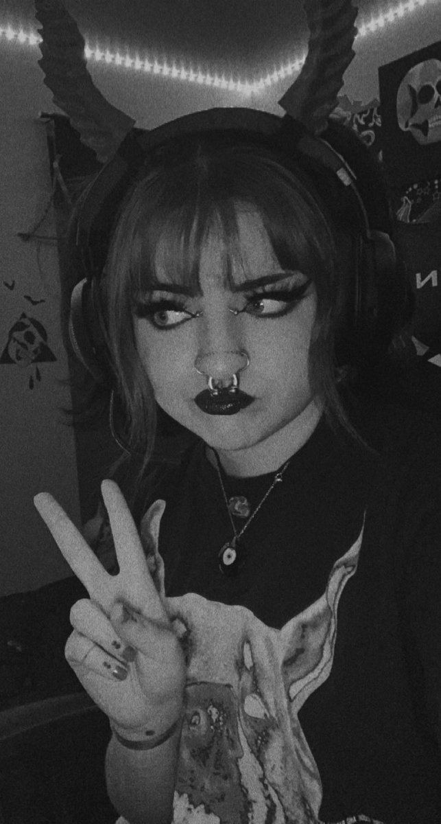 ItsFr0ggie_'s tweet image. Late Apex Gun Run stream 🤍 
#teamcrystalqueer 
Twitch.tv/itsghxstie_
#apexlegends #gunrun #twitchaffiliate #RazerStreamer #RogueEnergy