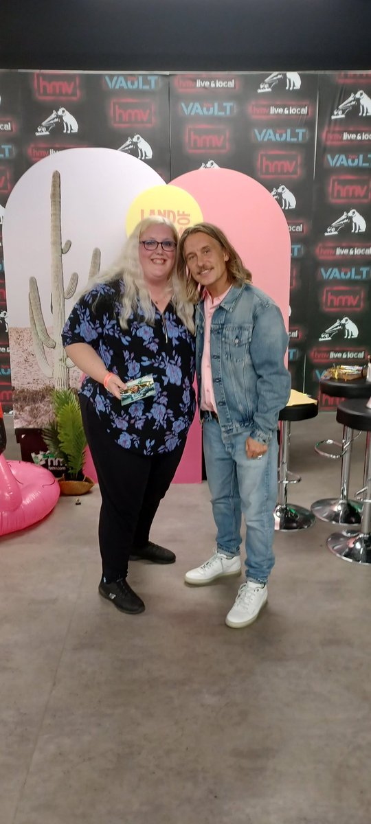 Maria_MO1111's tweet photo. Fantastic day meeting @OfficialMarkO properly in Birmingham! Loved every moment in the #LandOfDreams you deserve number 1 spot see you again Thursday 🙏🏻💙💜🦄✨️🤩🤩 #MarkOwen #Number1Album #GreatestDay https://t.co/H8TAFdbQxk