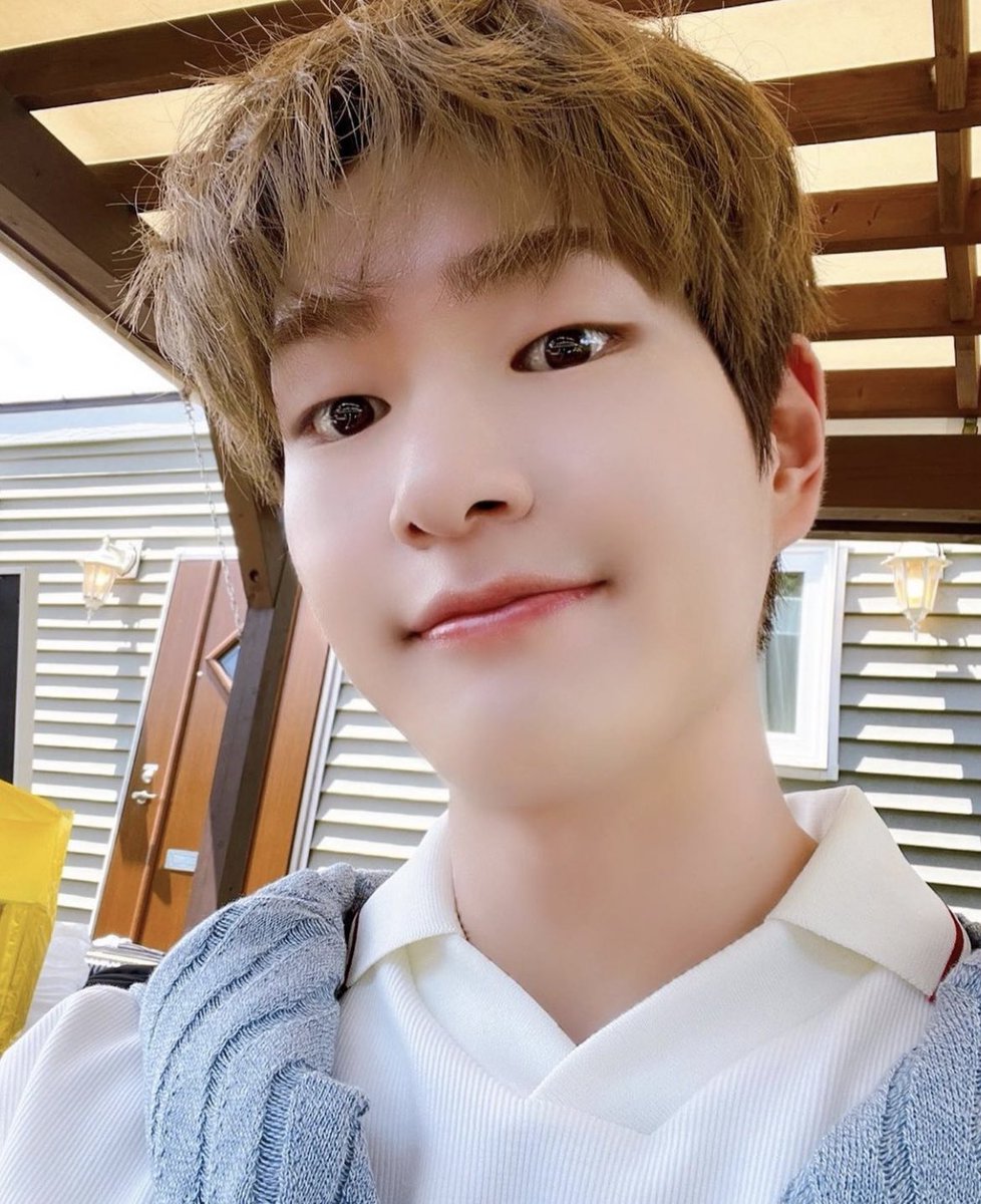 LJKLOOKS's tweet photo. #ONEW #온유 #オニュ @SHINee https://t.co/OO3R7uAQKn