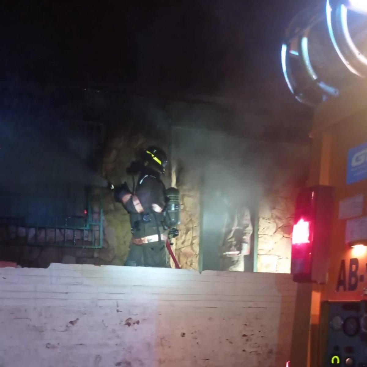 🚨SERVICIO🚨

Personal de #BomberosK1 en Móvil AB-11 acuden en #incendio de vivienda Zona de 4 Mojon.

Se procede al trabajo de remoción, enfriamiento y ventilación del lugar.

#SomosK1
#somoscascappui
#TodosSomosBomberos
#IncendioControlado