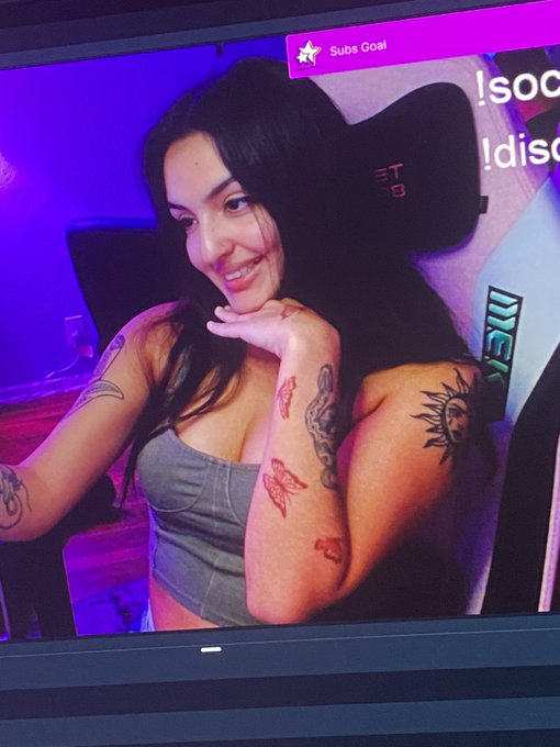 going live on twitch :) don't miss out, link below <3 https://t.co/d2LcWgkyTW