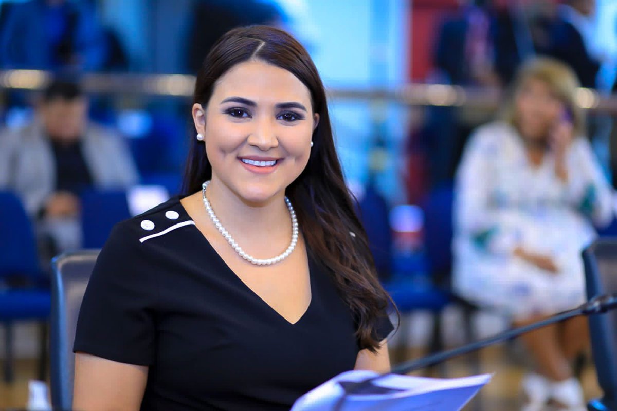 #Plenaria74✍🏻 "En nombre de las mujeres quiero sumarme a estas felicitaciones y decirle que nos sentimos orgullosos de lo que <a href="/alfa_arrue/">Alfa Karina Arrué</a> ha alcanzado. Romper paradigmas no es fácil y quién diría que una mujer lograría alcanzar la cima del Everest", diputada <a href="/AlexiaRivasG1/">Alexia Rivas🇸🇻</a>.