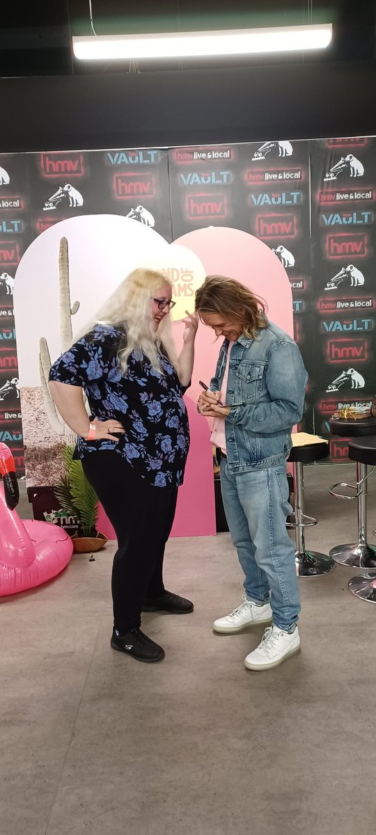 Maria_MO1111's tweet photo. Fantastic day meeting @OfficialMarkO properly in Birmingham! Loved every moment in the #LandOfDreams you deserve number 1 spot see you again Thursday 🙏🏻💙💜🦄✨️🤩🤩 #MarkOwen #Number1Album #GreatestDay https://t.co/H8TAFdbQxk