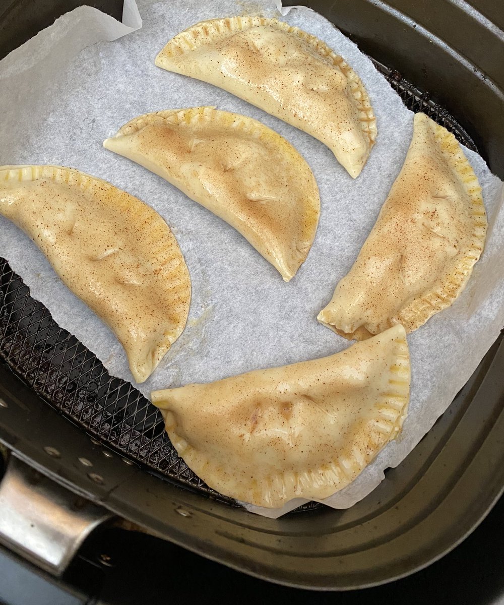 55mmbae's tweet photo. Air fryer caramel apple empanadas: 
before &amp; after 🍎 https://t.co/PTRKDH6QnH