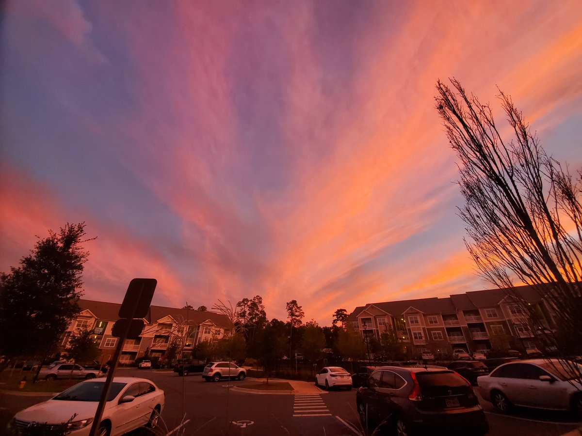 IovanaVictoria's tweet photo. #FallSky #Sunset 
@AndreaVillate https://t.co/5FW92yHIXm