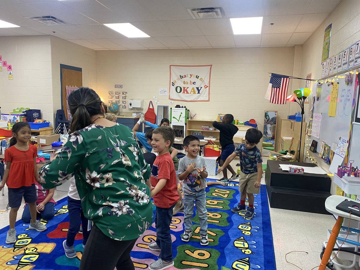 _MissGarza's tweet photo. When your reading specialist joins in on your math cookie boogie break 🤣❤️ @rcastillomath @NISDFernandez https://t.co/pGWnFHdTEF