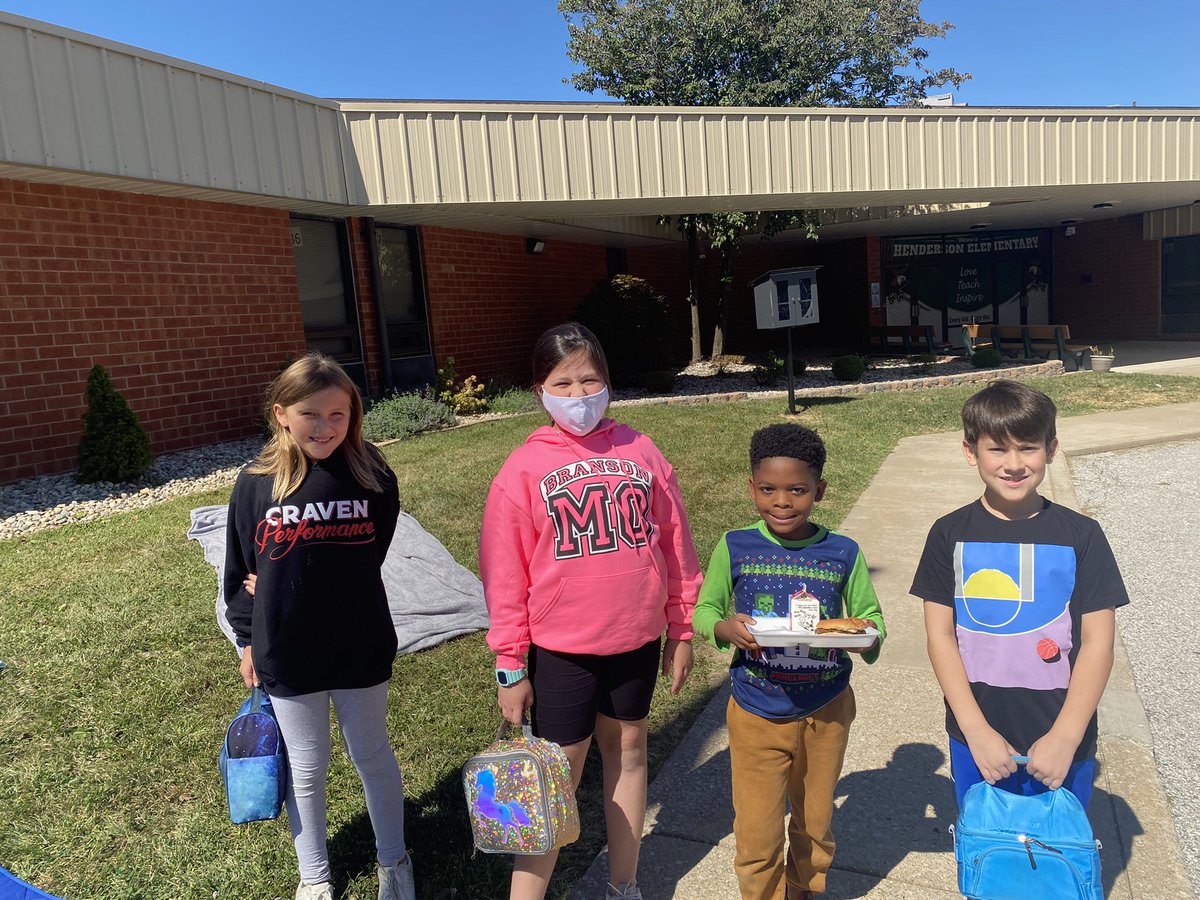 limbohr's tweet photo. We had our “New Crew” principal picnic today with our students new to Henderson! We loved getting to know each of them!@HENDeagles https://t.co/Ym8FmMmSSi