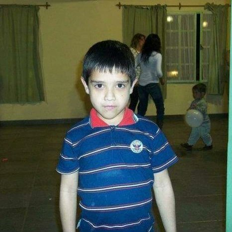 JUSTICIA POR SANTIAGO AGUILERA
Ella es Mónica Lucía Allende su MAMÁ (53 años) Aún tiene toda una vida por delante,pero le quitaron su gran amor,se lo llevaron, lo torturaron y lo asesinaron. Le destrozaron su corazón. Acompañemos su pedido de Justicia. Que su voz no se apague.