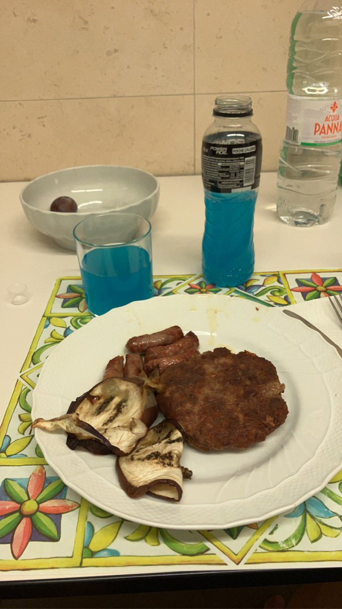 schuco17's tweet photo. Cenetta buonissima manca solo un bel colpo di revolver in bocca https://t.co/NqWwxr2gDP