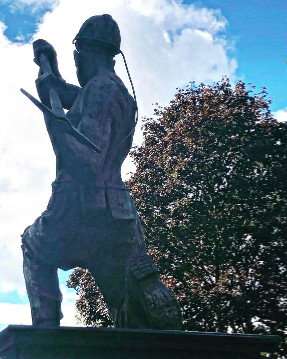 HellingtonBoots's tweet photo. Mining Memorial by #GraemeIbbeson
Found it very difficult to capture because itβs so elevated and the sun was shining! π€¦πΌββοΈπ£
Still glad I went to see it though. π Another fabulous sculpture by the local artist.
#LegsAndLaces #BronzeSculpture #MiningMemorial #Metal https://t.co/I3lsHpZ4OI