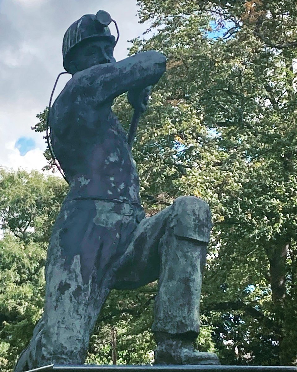 HellingtonBoots's tweet photo. Mining Memorial by #GraemeIbbeson
Found it very difficult to capture because itβs so elevated and the sun was shining! π€¦πΌββοΈπ£
Still glad I went to see it though. π Another fabulous sculpture by the local artist.
#LegsAndLaces #BronzeSculpture #MiningMemorial #Metal https://t.co/I3lsHpZ4OI
