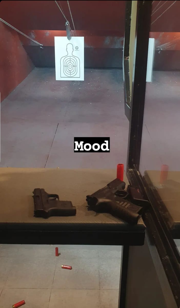 BarbieLatinapty's tweet photo. Practicando para mi permiso de armas 😝😝 https://t.co/6CS8Km6Rg7