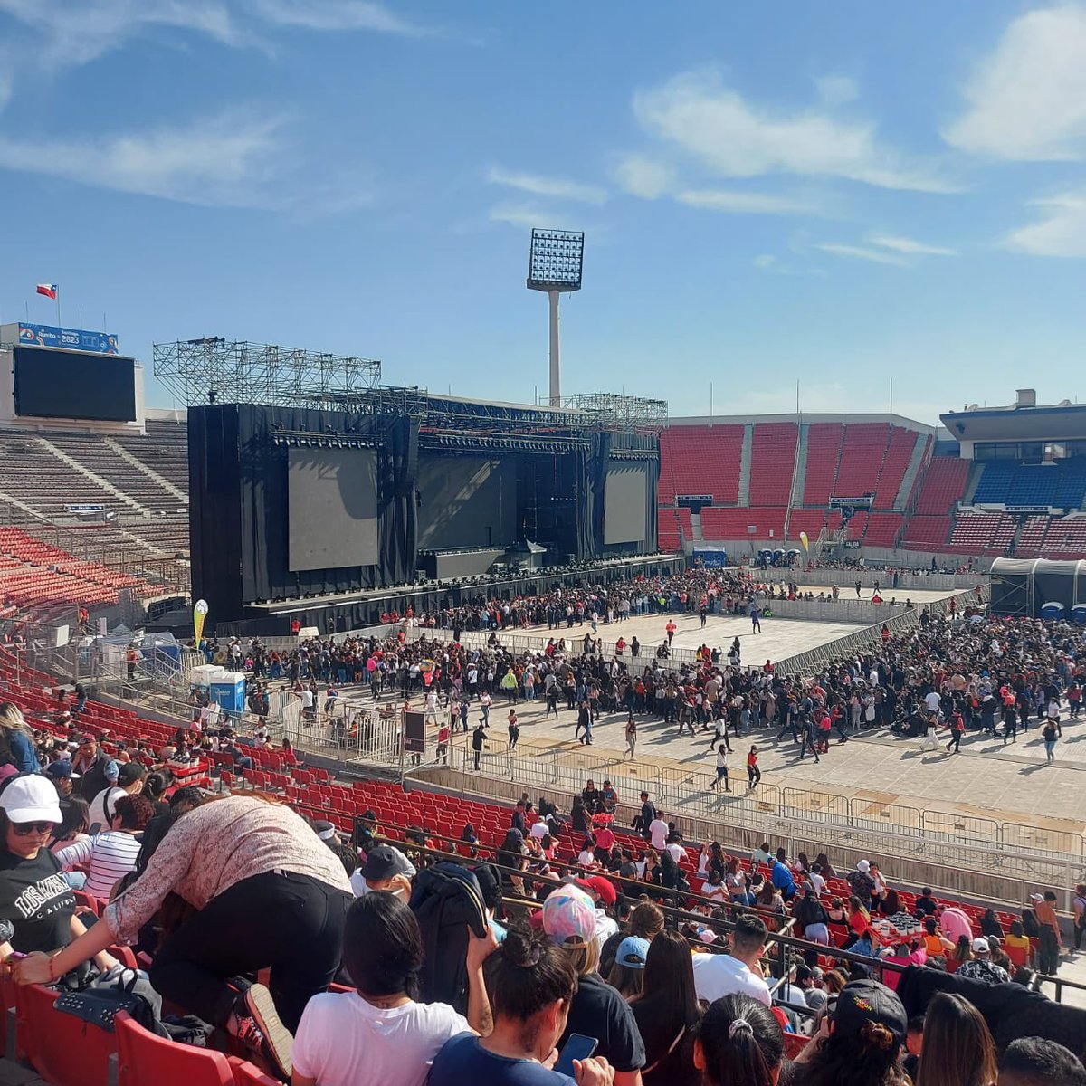 munichdiazg's tweet photo. Una EATAFA los PIT para el concierto de #DaddyYankee armaron como les dio la gana y por eso empezaron a vender más entradas en último minuto porque esos PIT son medio estadio. @bizarrolivecl @daddy_yankee https://t.co/ZyH9DZXT6P