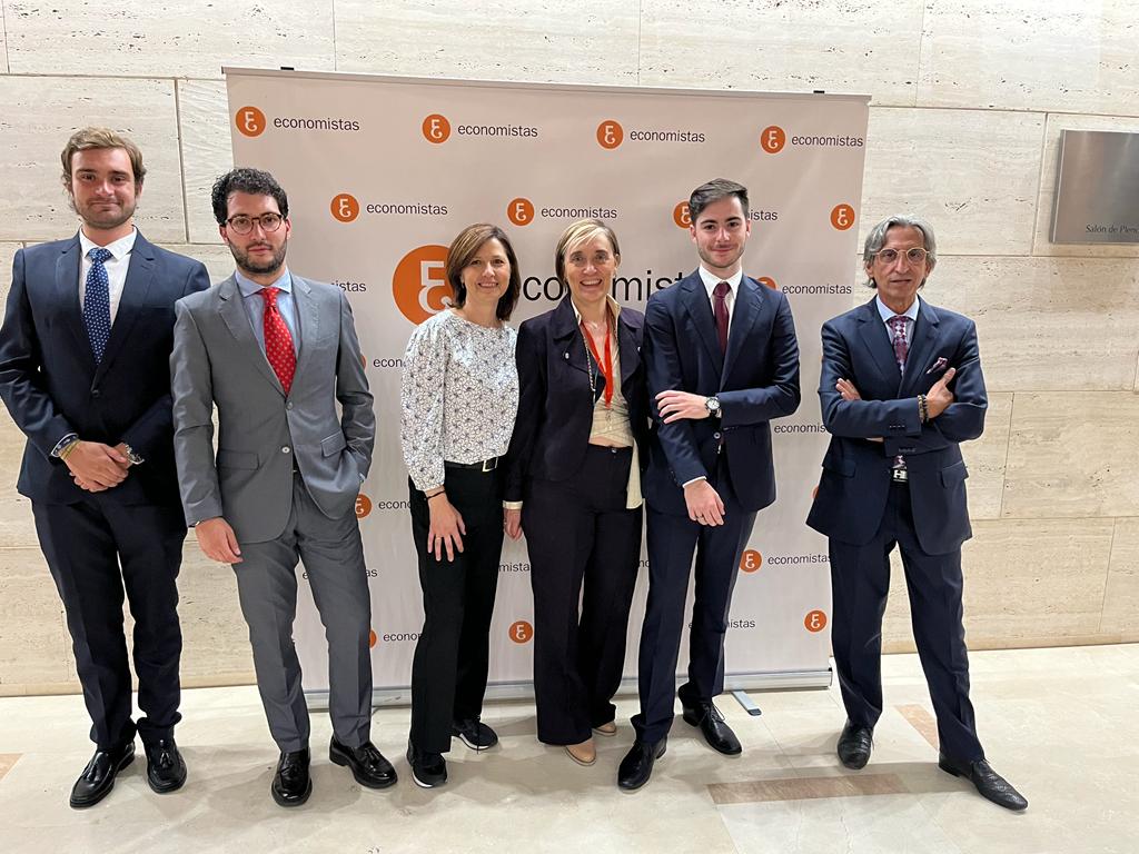 SaulNAmado's tweet photo. Hoy ha tomado posesión la nueva Junta de Gobierno del @ECOnomistaVAlor. Enhorabuena a todos los nuevos integrantes 👏

Es un privilegio poder seguir trabajando junto al resto de equipazo técnico que conforma esta institución colegial liderada por el presidente @juandemargarida. https://t.co/jGYrQBFuDQ