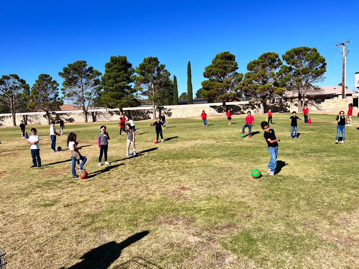 CoachDJ2016's tweet photo. Our #CTWPanthers putting in the work in today’s soccer activity on this beautiful day. #soccerunit #PantherPride #WeAreClintISD #PERocks #PEisfun ⚽️🥅 @coachramirez23 https://t.co/erB0WtZLhr
