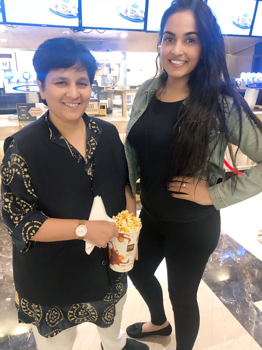 HarshiMad's tweet photo. It’s going to be rocking every weekend in Edison New Jersey this Navratri 2022 with garba songs galore!! What a line up! 😁🤗Bolo Ambe maat ki jai !
#FalguniPathak #geetarabari #kinjaldave #usa #usagarba #usanavratri #navratriinamerica #navratri #NavratriSpecial #NavratriFestival https://t.co/PefNjax0Hu