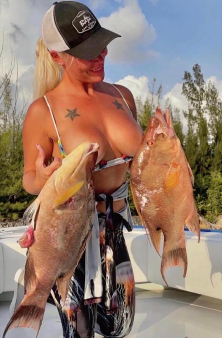 MJK5113's tweet photo. I love #Tuesdays because we get @coley_jens #FishBra pics 😍💙 She sure looks happy with a couple of #bighogs in her hands 💦 Stay safe from #HurricaneIan 🙏🏻 https://t.co/yLl4YlHhTa