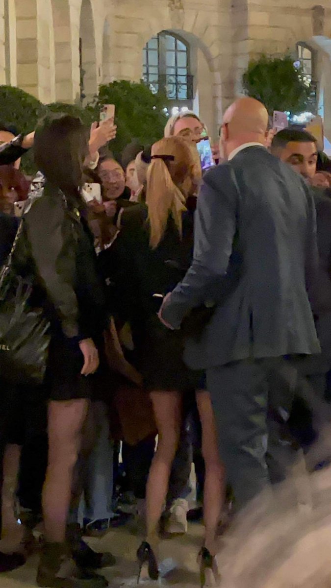 ROSETurkeyTeam's tweet photo. Rosé, YSL defilesi sonrası partiye giderken görüntülenmiş

ROSÉ SAINT LAURENT PFW 
#ROSÉBrilleEnSaintLaurent https://t.co/D6Tdu8FPbM