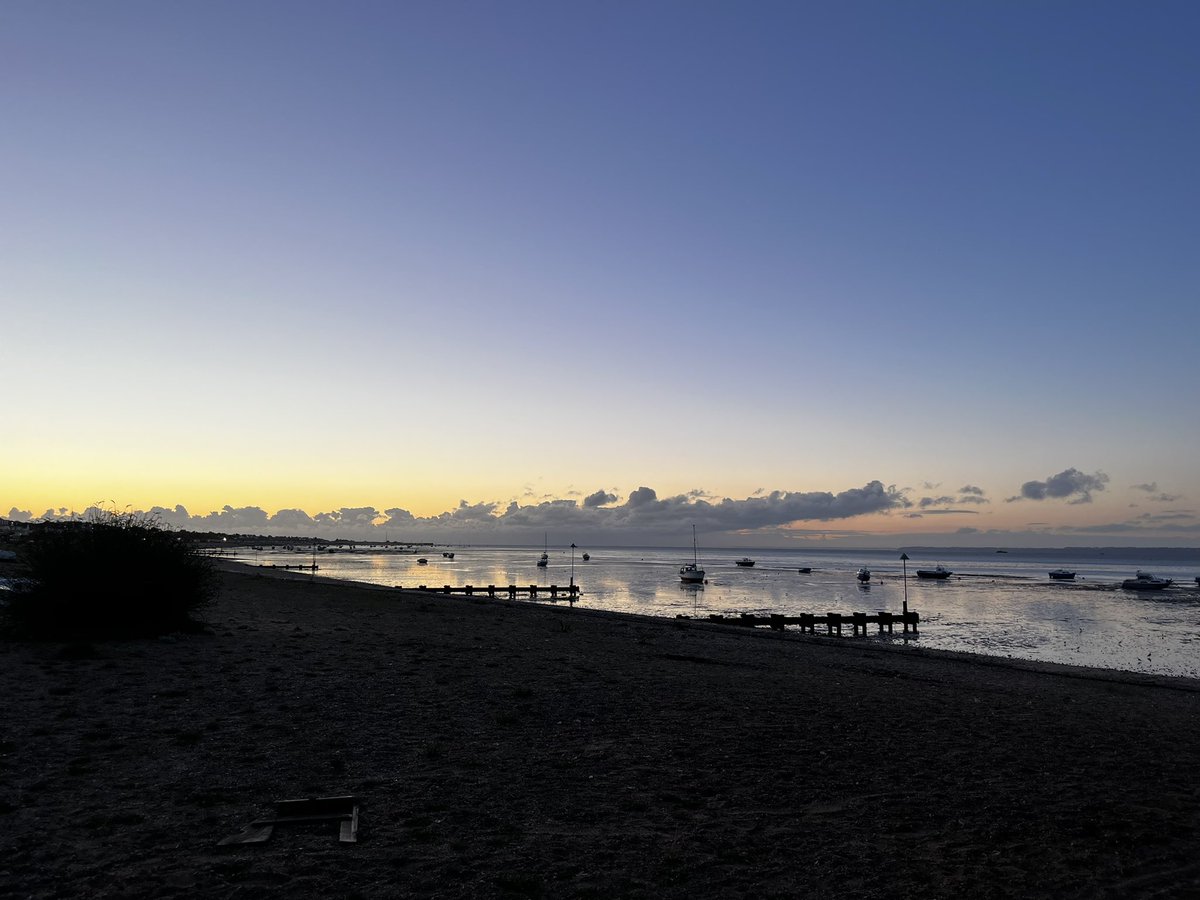 cK_Kirkland's tweet photo. The last run of any effort completed this morning before the sun had even risen π nice to get a little speed in the legs but not go crazy before Sunday ππΌββοΈ such a beautiful yet fresh morning π₯Ά easy runs now winding down #ukrunchat #running #Southend #intervals #effortsession https://t.co/8cU5C67ax4