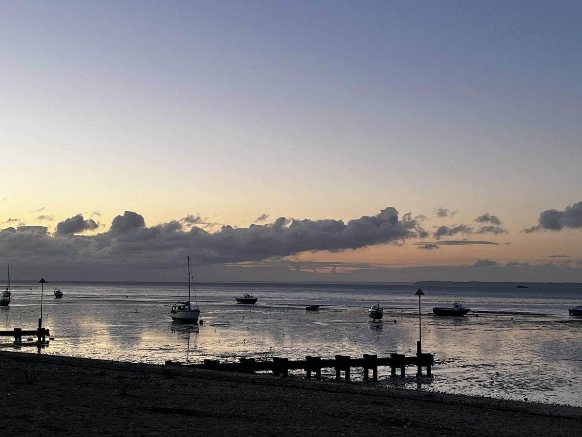 cK_Kirkland's tweet photo. The last run of any effort completed this morning before the sun had even risen π nice to get a little speed in the legs but not go crazy before Sunday ππΌββοΈ such a beautiful yet fresh morning π₯Ά easy runs now winding down #ukrunchat #running #Southend #intervals #effortsession https://t.co/8cU5C67ax4