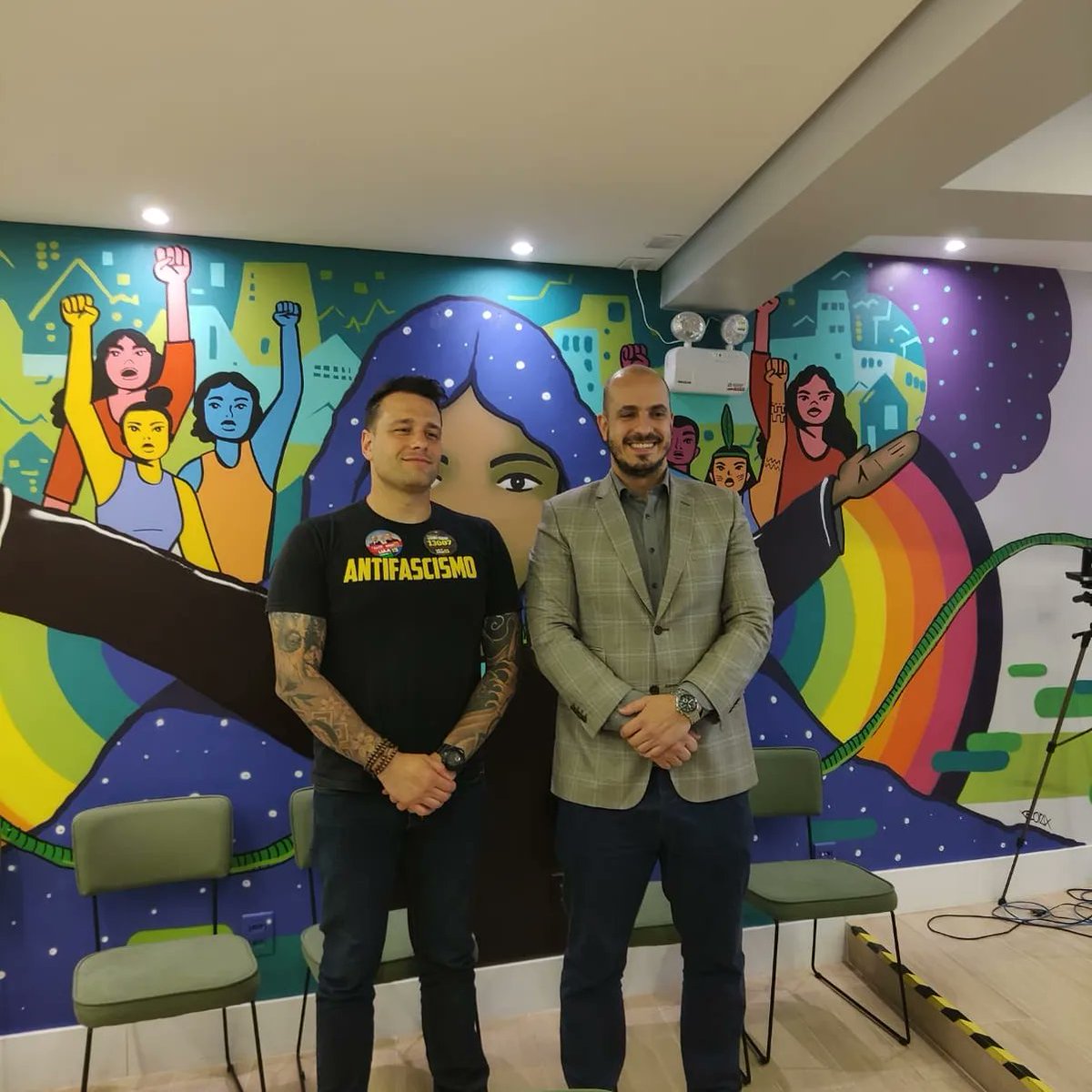 LeonelRadde's tweet photo. Na manhã de hoje estivemos @ADPERGS. Conversamos com o Presidente @MarioRheingantz, momento em que apresentamos nossos compromissos, caso o Mandato Antifascista seja eleito, assim como nos colocamos a disposição para futuras parcerias com a Defensoria Pública do RS...
(+) https://t.co/tAhhfhhmxg