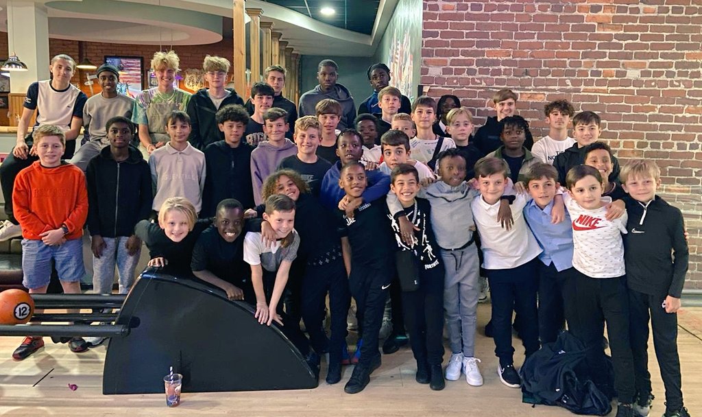 BallersAcademy_'s tweet photo. TEAM BONDING 🔥🔥🔥
Great to see all the @canadawaterfc players together @hollywoodbowl this evening. 
#cwfc #ballers #se16 #morethanjustfootball https://t.co/MB1N3cC84g