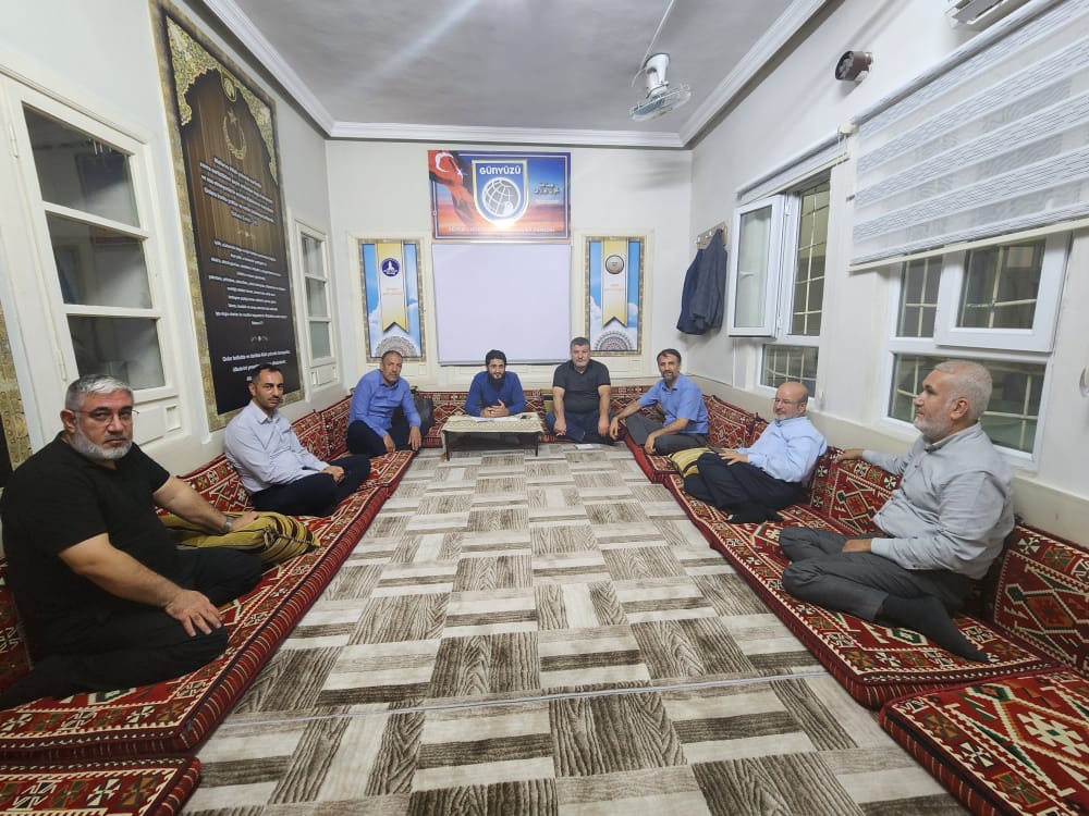 Şanlıurfa Sivil Toplum Kuruluşları Platformu Yürütme Kurulu aylık toplantısını Günyüzü Derneği'nin ev sahipliğinde gerçekleştirdi.
Gayret bizden tevfik Allah'tan...