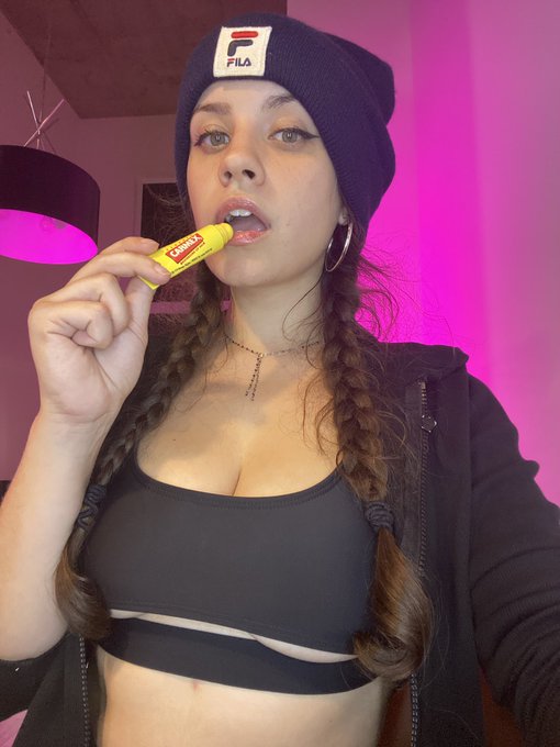 carmex pls sponsor me https://t.co/KbnROhMtvD