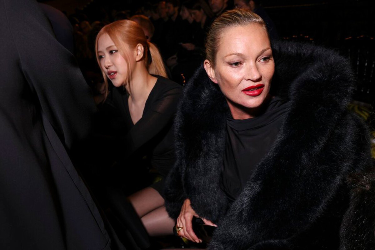 ROSETurkeyTeam's tweet photo. [📸] Paris - YSL Summer ‘23 Women defilesinden ROSÉ ve Kate Moss

ROSÉ SAINT LAURENT PFW 
#ROSÉBrilleEnSaintLaurent https://t.co/CqoopemnH8