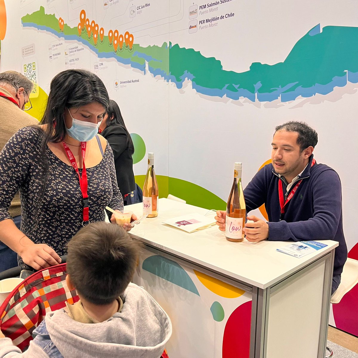 IncubatecUFRO's tweet photo. [FOTOGRAFÍAS]

Les dejamos fotos del primer día de @eFoodService con la participación de los emprendimientos #HemisferioSustentable y #Rockwines en el stand de @IncubatecUFRO durante esta primera jornada.

Mañana estará #BhalfernGingerBeer y #Humnatt.

Apóyalos en @EspacioRiesco. https://t.co/MLQqIONbjC
