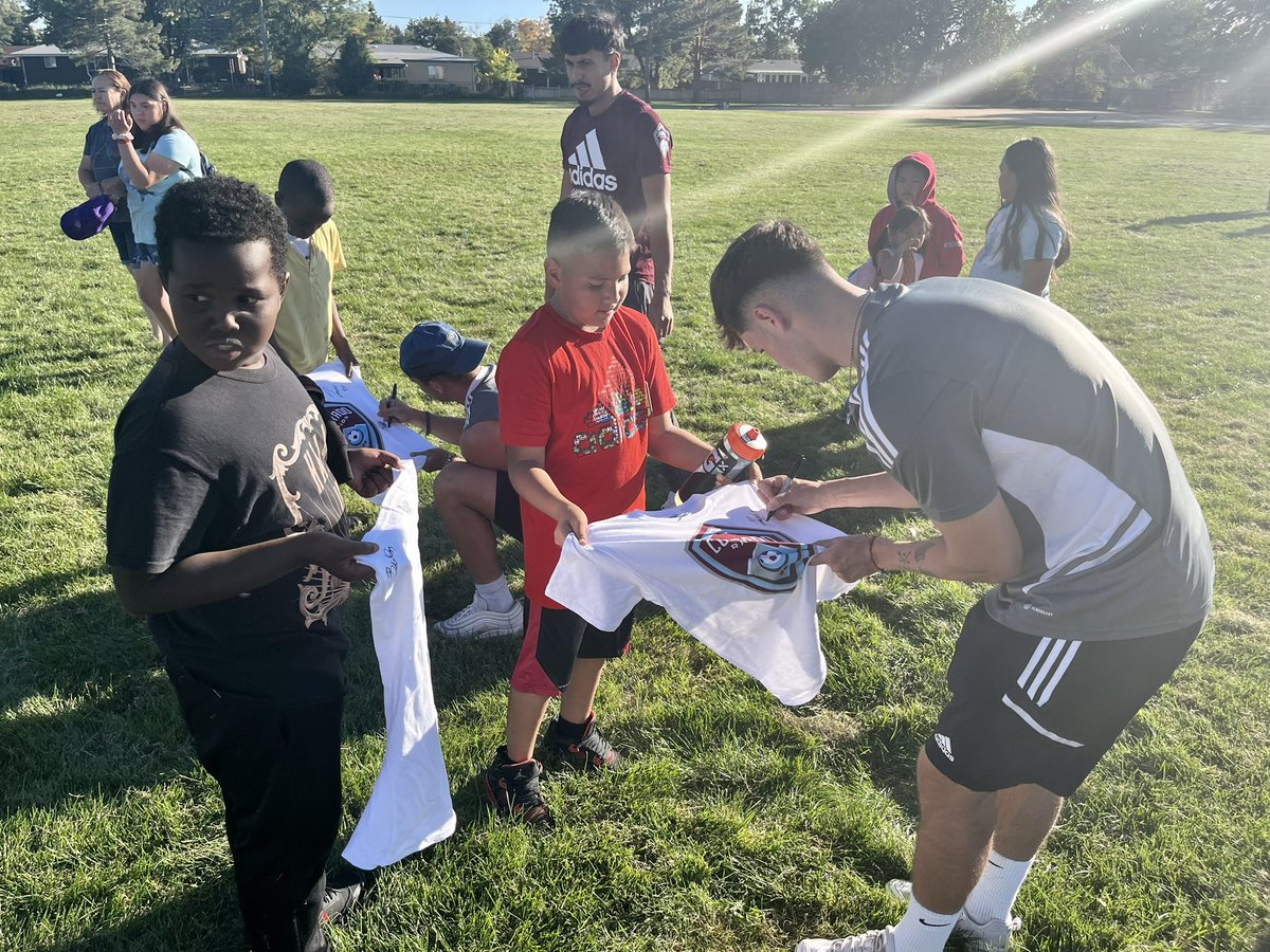 Rapids_2's tweet photo. ⚠️Training in session⚠️

We had such a great time hanging out with the kiddos of @PlayworksCO teaching them all about the game of footy⚽️ https://t.co/fsAQpizui7