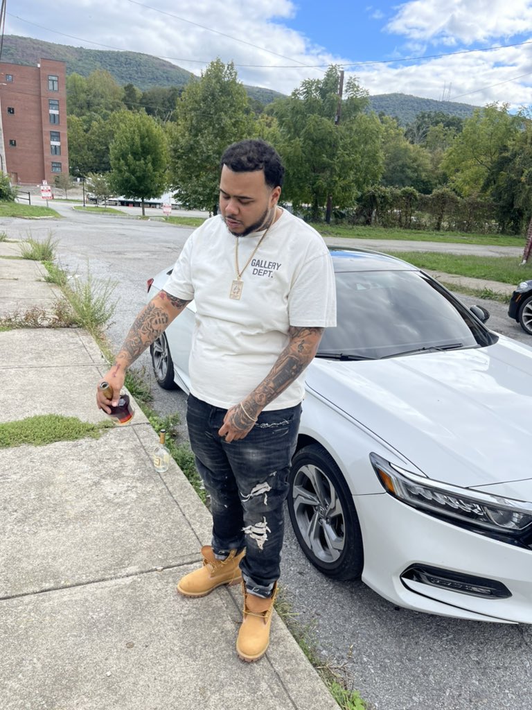 naije2's tweet photo. Deep inside the belly of that shit these niggas rap bout 😴 https://t.co/SBU541zeRV
