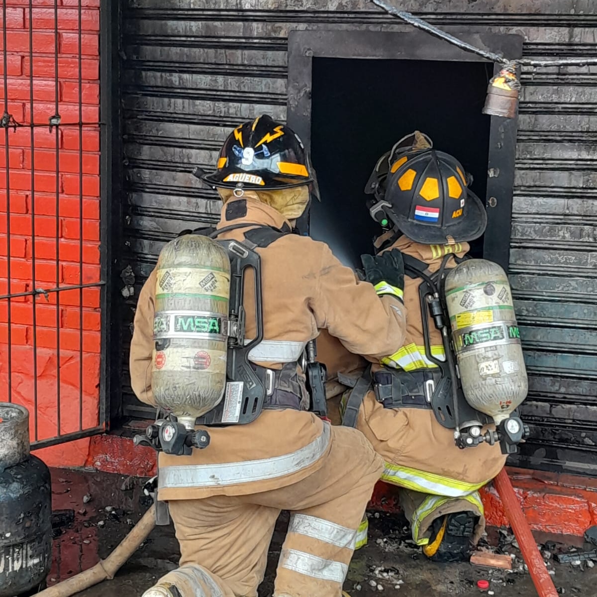 AHORA ‼️ Acudimos a la ciudad de Ñemby para apoyar las tareas de extinción y enfriamiento de Bomberos Voluntarios - Décimo Quinta Cia. ÑEMBY en un incendio de local comercial 🔥 🚫 Somos #novenacompañia💛💜