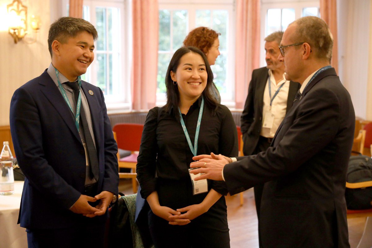 hans_kluge's tweet photo. A delight meeting at @GasteinForum with young public health professionals enrolled in @WHO_Europe’s Pan-European Leadership Academy.

ELA helps develop their knowledge and skills,  fostering their interest in public health while placed for 11 months with our Regional Office! https://t.co/BO2dzrKPlM