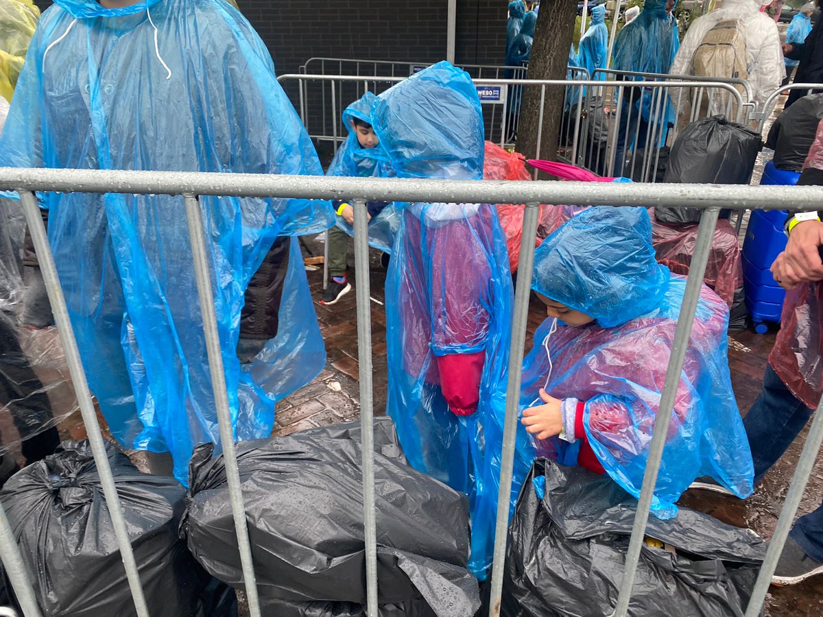 Tinkebell over schokkende taferelen: Verkleumde kinderen in de regen bij Ter Apel bit.ly/3ykKDJJ