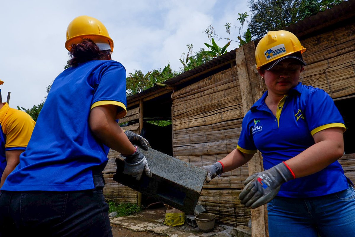 GoberCaldas's tweet photo. Brindar tiempo y energía sin esperar nada a cambio. 💛 GRACIAS a los trabajadores de Susuerte quienes se sumaron a nuestro voluntariado #ConstruyendoSueños para ayudar a materializar el sueño de diez familias de las #BloquerasComunitarias de #Risaralda de tener vivienda propia. https://t.co/5L2OZTUAAH